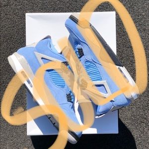 Air Jordan 4 UNC